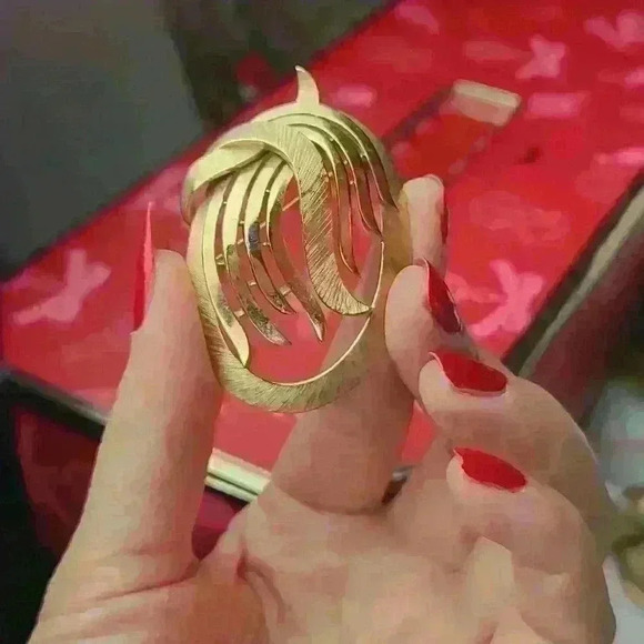 CROWN TRIFARI  vintage Crown Trifari Art Deco Gold-toned Trifari brooch - Picture 4 of 17